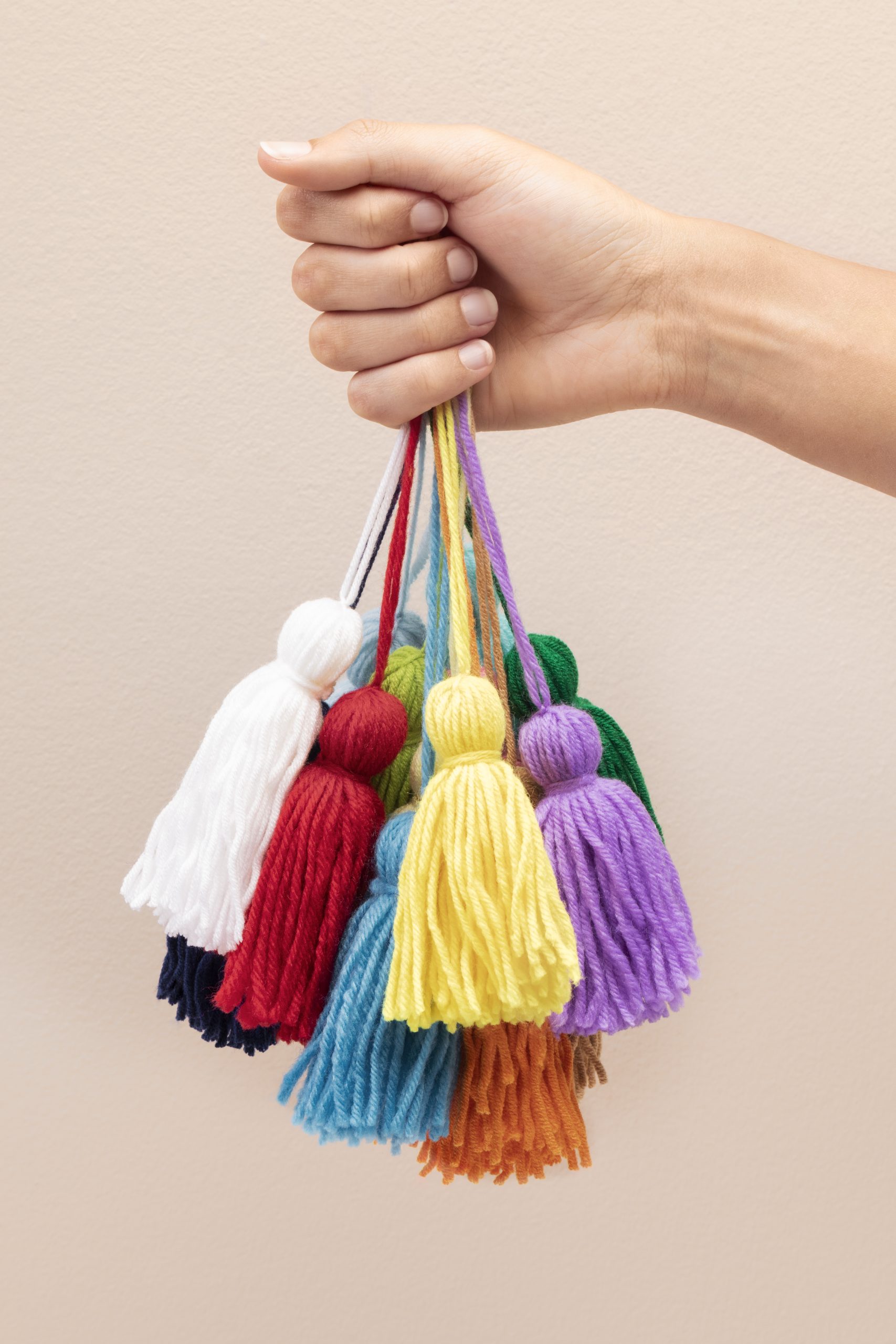 hand holding pompoms